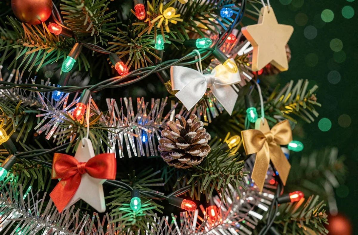 Gros plan sur des guirlandes lumineuses multicolores et décorations de sapin abordables mais élégantes pour Noël